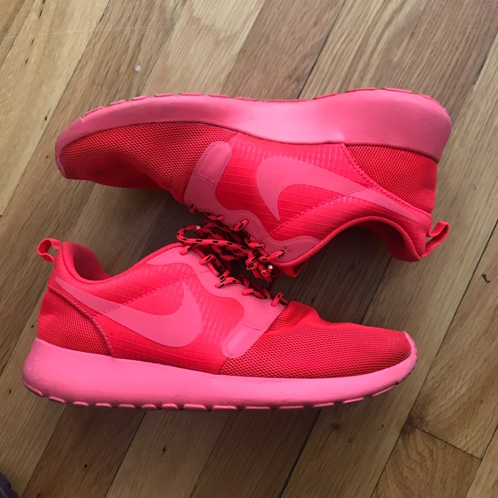 all red nike rosherun